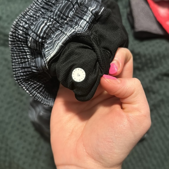 Lululemon 2.5” low rise hotty hot shorts - Picture 4 of 4